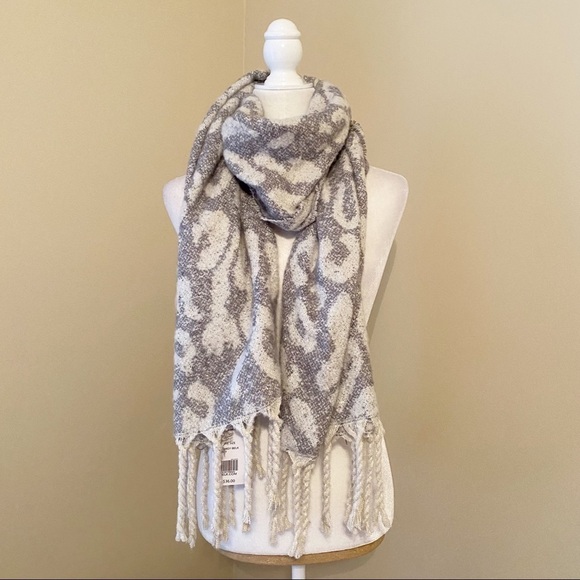 New Directions NWT Fringe Leopard Gray Scarf Wrap - Picture 1 of 12